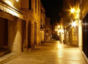 alley-250033_640